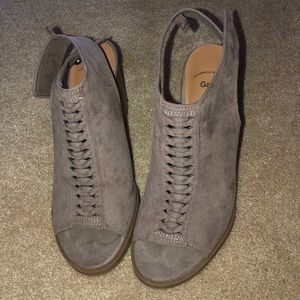 GAP open toe heel